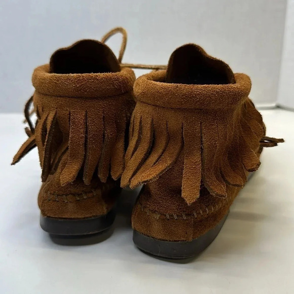 Minnetonka Moccasins Ankle Boots Fringed Suede Hard Sole Tan Brown 682 Women's 6 - Picture 2 of 9